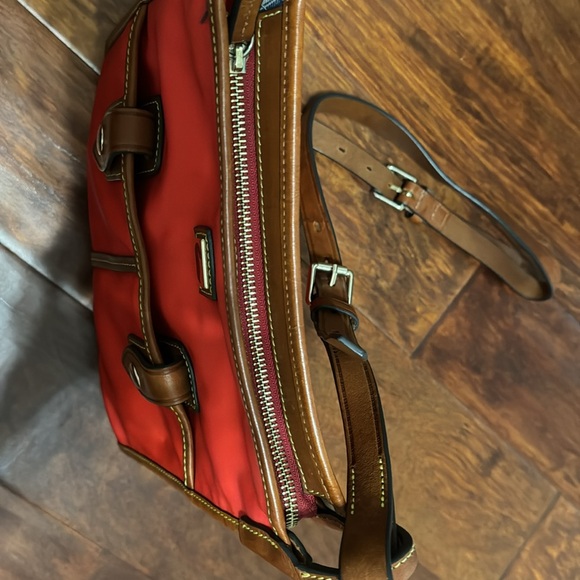 Dooney and Bourke red purse- used/ still in very good condition - Picture 8 of 12